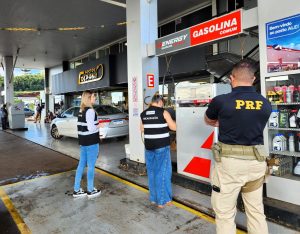 Operação fiscaliza mais de 100 postos e autua estabelecimentos por preços abusivos em SC