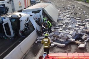 Carreta tomba na BR-282 em SC e carga de carne é saqueada (vídeo)