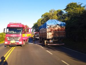 Incêndio atinge caminhão carregado com maravalha na SC-355 em Água Doce