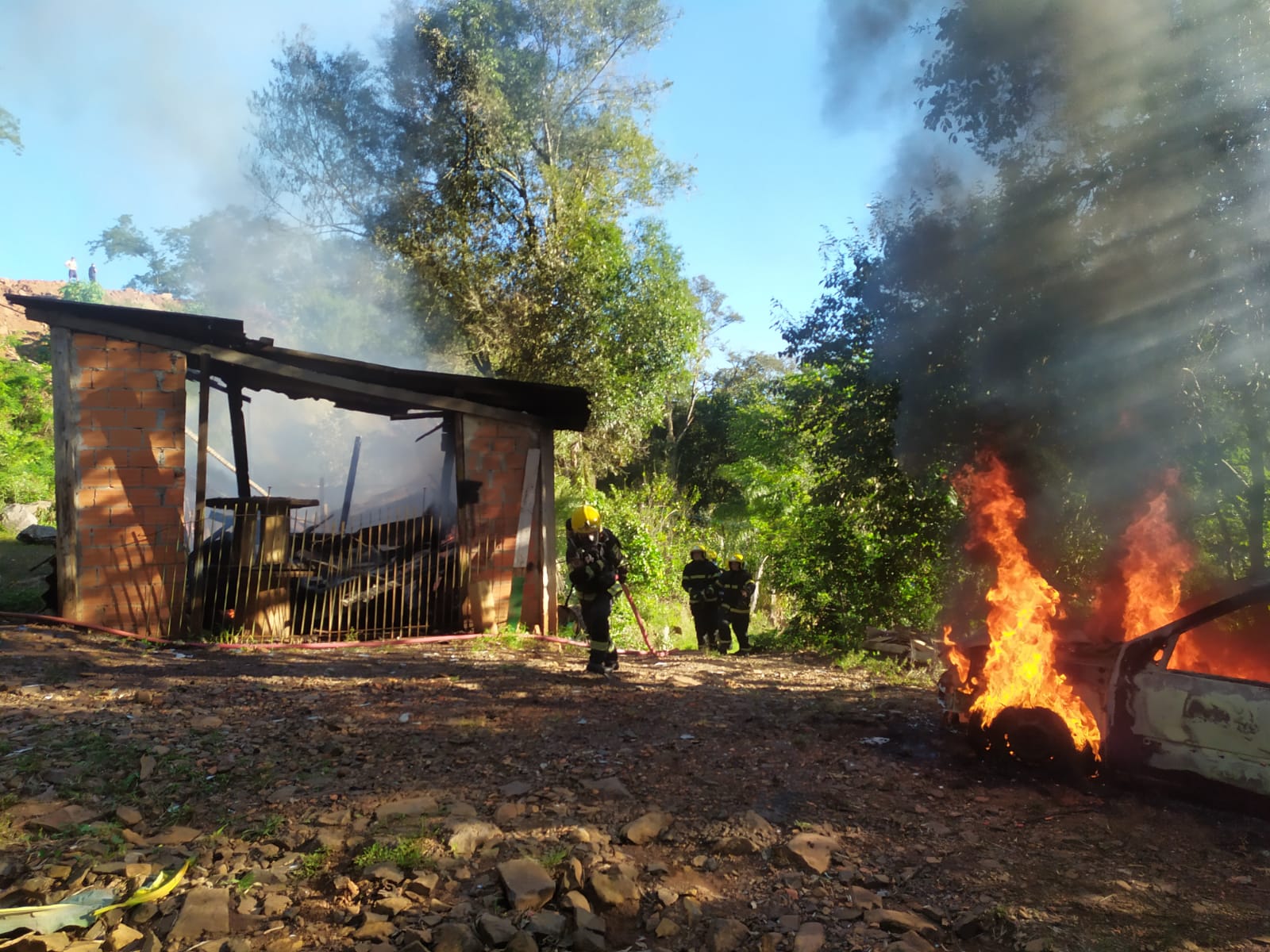 Incêndio destrói residência e veículos no interior de Herval d’Oeste