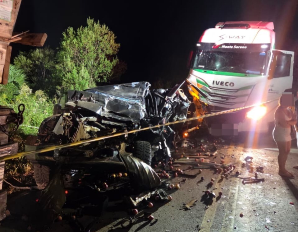 Acidente envolvendo dois caminhões e caminhonete deixa veículo destruído em Monte Carlo