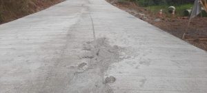 Motociclista ignora bloqueio e danifica obra de concretagem entre Treze Tílias e Arroio Trinta