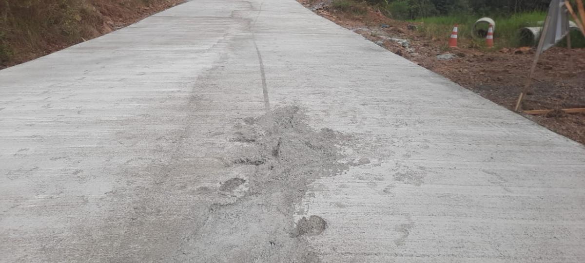 Motociclista ignora bloqueio e danifica obra de concretagem entre Treze Tílias e Arroio Trinta