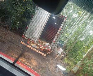 Homem tenta desatolar caminhão e fica preso sob veículo em Concórdia