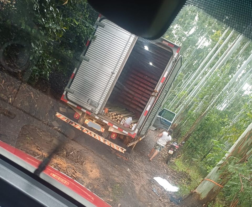 Homem tenta desatolar caminhão e fica preso sob veículo em Concórdia