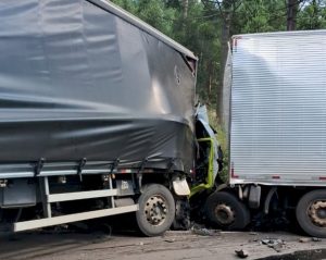 Colisão frontal entre caminhões deixa dois mortos na SC-350