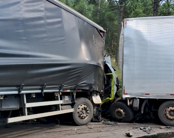 Colisão frontal entre caminhões deixa dois mortos na SC-350