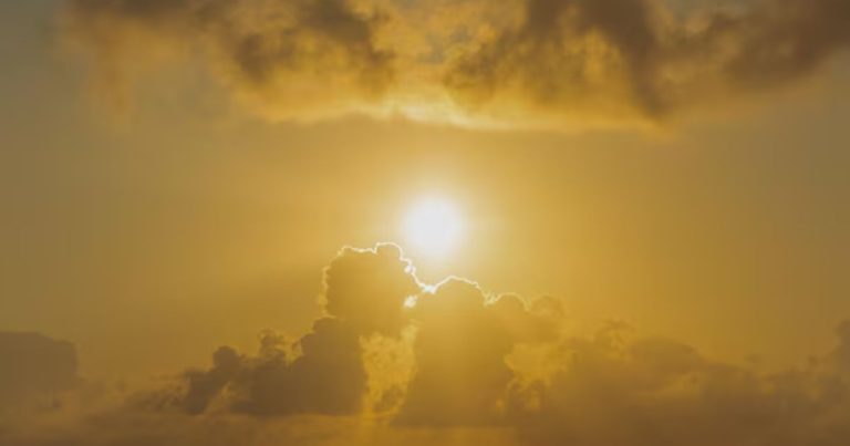 Feriado de Tiradentes terá sol e calor de até 33°C em SC; veja quando o tempo vira