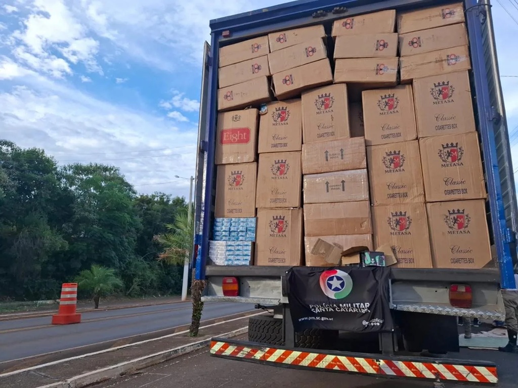 Carga de cigarros contrabandeados avaliada em R$ 1,2 milhão é apreendida em abordagem no Oeste