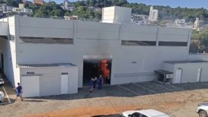 Incêndio atinge concessionária em Videira e mobiliza bombeiros