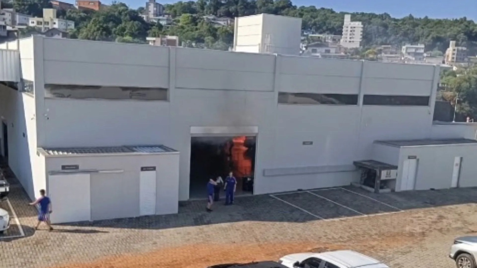 Incêndio atinge concessionária em Videira e mobiliza bombeiros