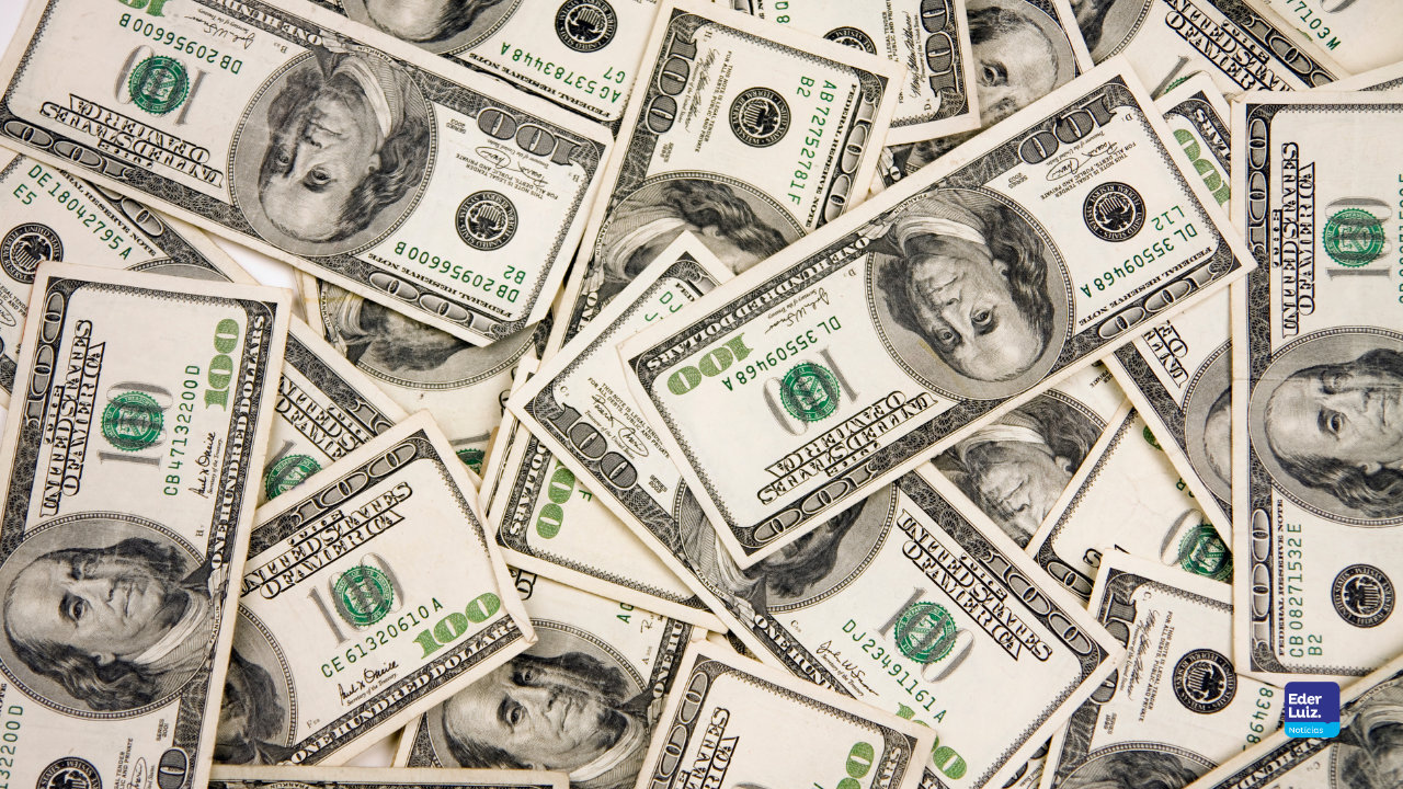 Dólar recua a R$ 5,21 e bolsa sobe com alívio externo