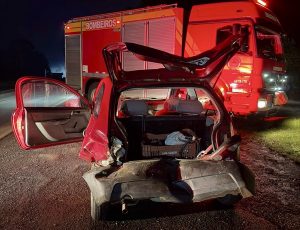 Mulher é hospitalizada após colisão traseira entre carro e caminhonete na SC-355, em Catanduvas