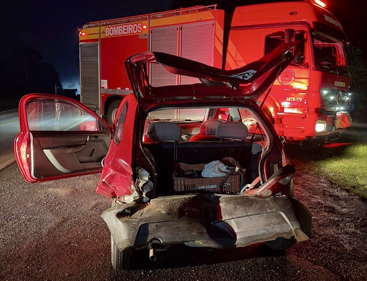 Mulher é hospitalizada após colisão traseira entre carro e caminhonete na SC-355, em Catanduvas