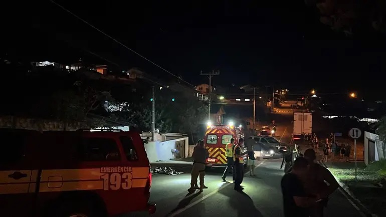 Idosa morre atropelada e bombeiro fica ferido em acidente em SC