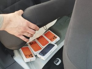 Casal é flagrado com 20 iPhones avaliados em R$ 180 mil no Oeste