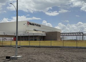 Fábrica de R$ 2,5 bilhões da Nestlé é inaugurada no Oeste