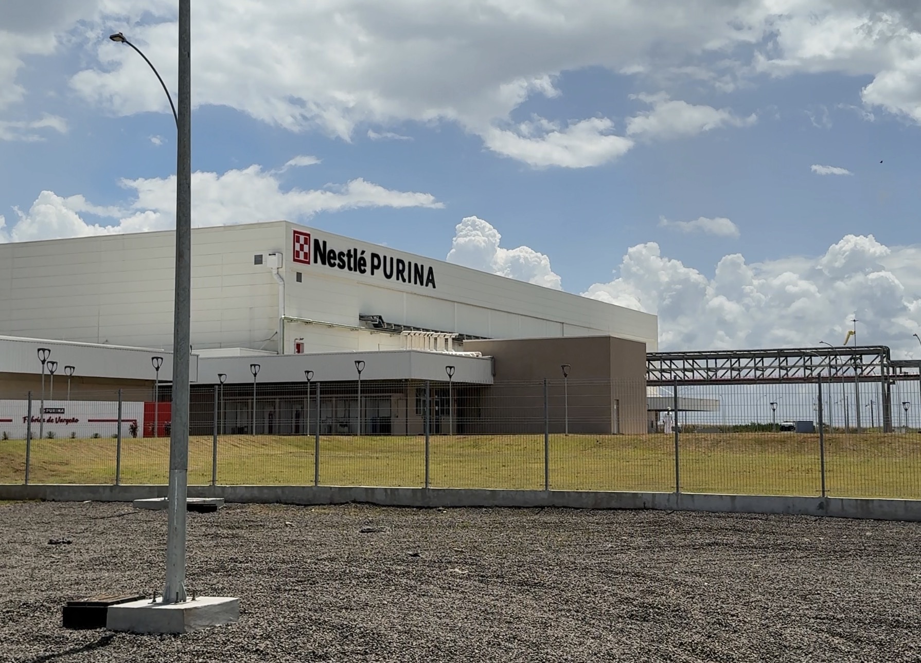 Fábrica de R$ 2,5 bilhões da Nestlé é inaugurada no Oeste