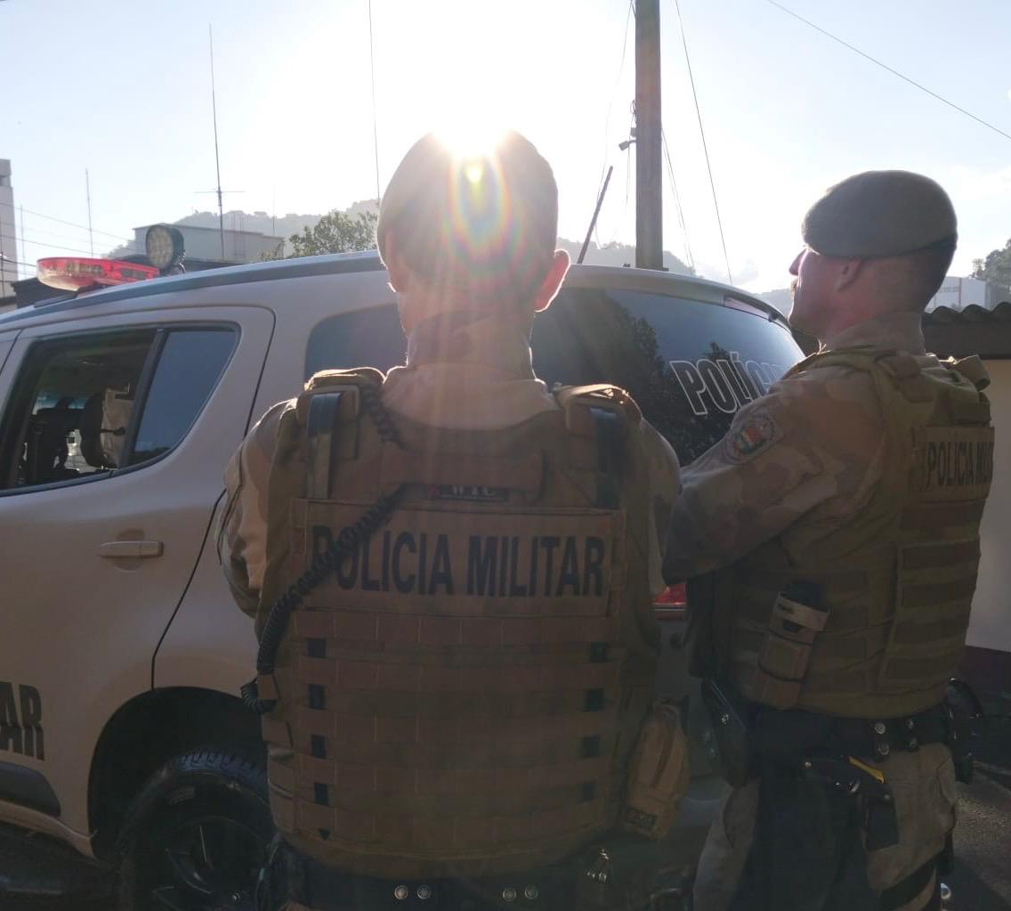 Homem com mandado de prisão tenta fugir, mas é capturado pela PM em Joaçaba