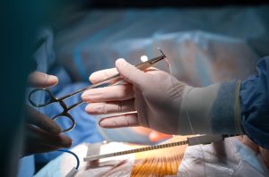 Justiça mantém condenação de médico por corpo estranho deixado em paciente após cirurgia