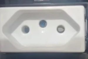 Câmera escondida é achada em banheiro de empresa em SC