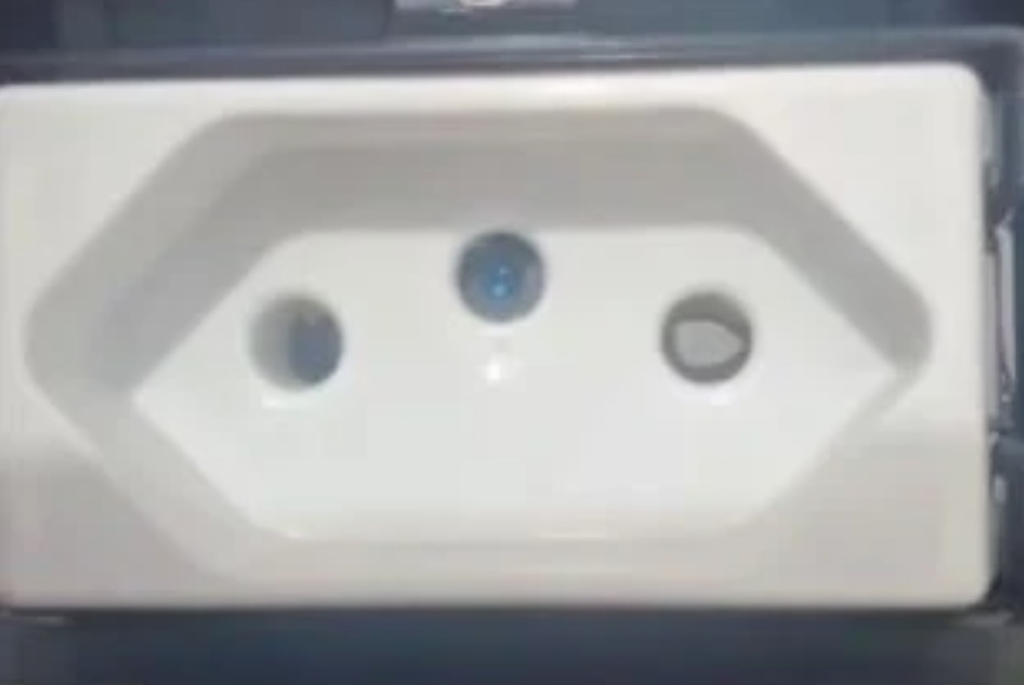 Câmera escondida é achada em banheiro de empresa em SC