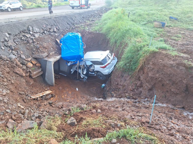 Mulher morre após carro cair em vala no Oeste