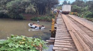 Carro cai de ponte no interior de Caçador