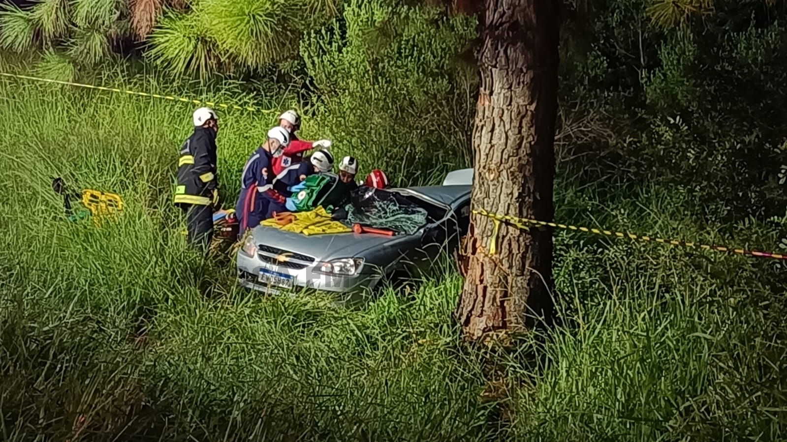Acidente na BR-153 em Concórdia: Carro bate em árvore e capota deixando duas pessoas feridas