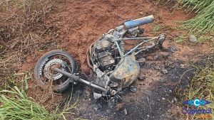 Motocicleta pega fogo após acidente no interior de Capinzal
