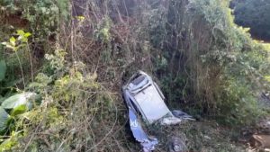 Motorista fica preso às ferragens após caminhão e carro despencarem em ribanceira no Oeste