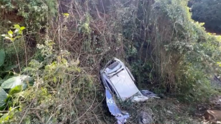 Motorista fica preso às ferragens após caminhão e carro despencarem em ribanceira no Oeste