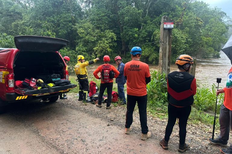 Bombeiros resgatam 16 trilheiros e cão isolados por chuva em SC