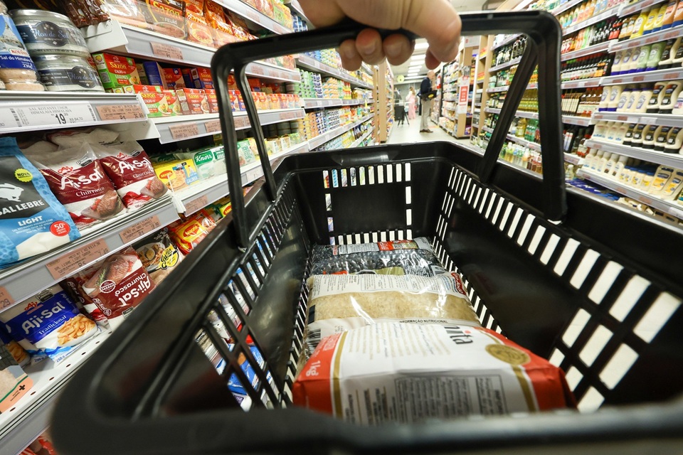 Governador Jorginho Mello prorroga lei que zera imposto de seis itens da cesta básica