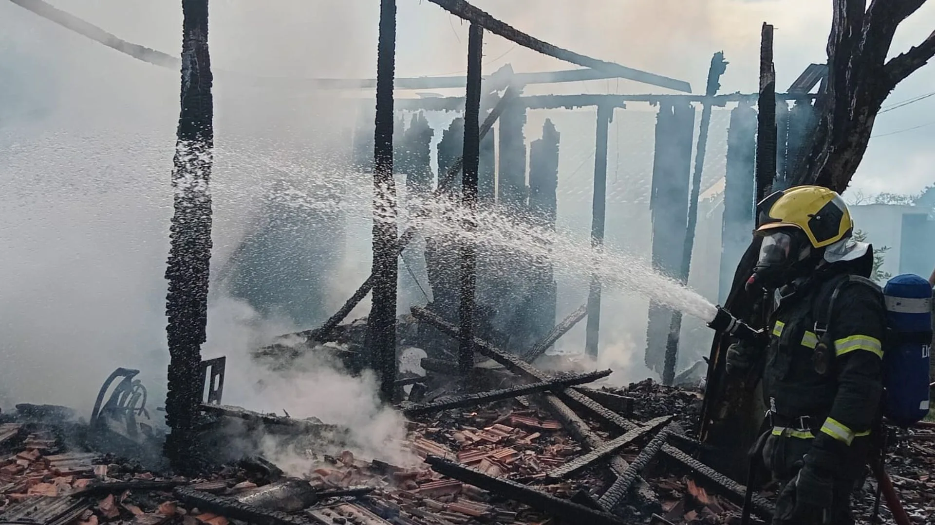 Incêndio destrói casa e mata idosa de 78 anos em SC