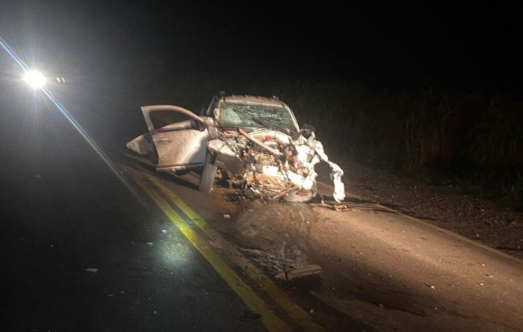 Colisão entre carro e utilitário deixa dois mortos na BR-470