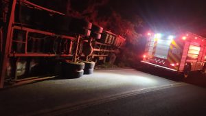 Caminhoneiro fica ferido após tombamento de veículo em Peritiba