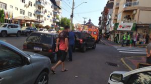 Engavetamento envolvendo três veículos mobiliza bombeiros no Centro de Piratuba