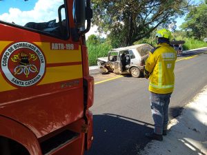 Colisão frontal na SC-283 mobiliza helicóptero do SAER e deixa motorista preso às ferragens