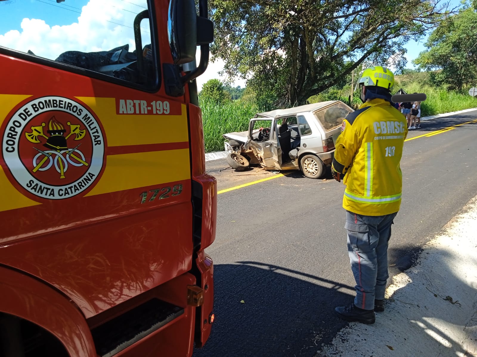Colisão frontal na SC-283 mobiliza helicóptero do SAER e deixa motorista preso às ferragens
