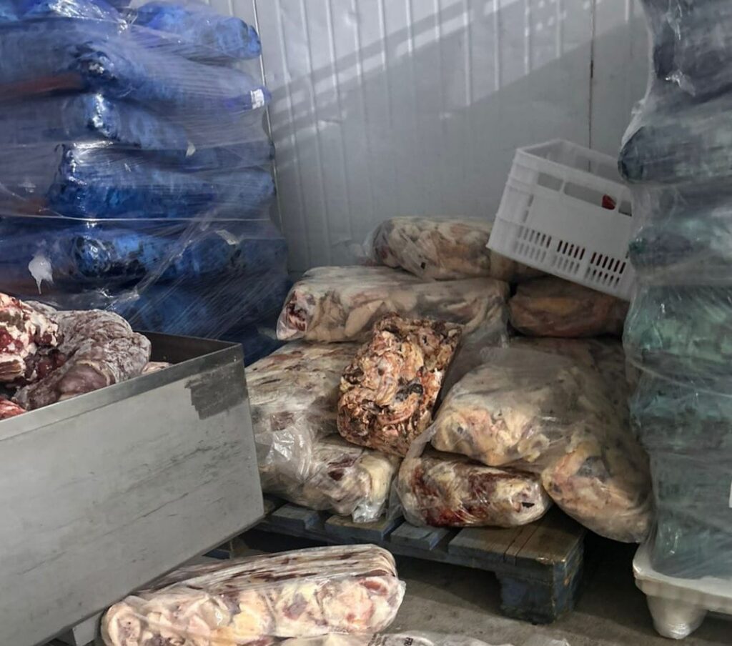 Frigorífico é interditado por suspeita de adulteração de carne no Oeste