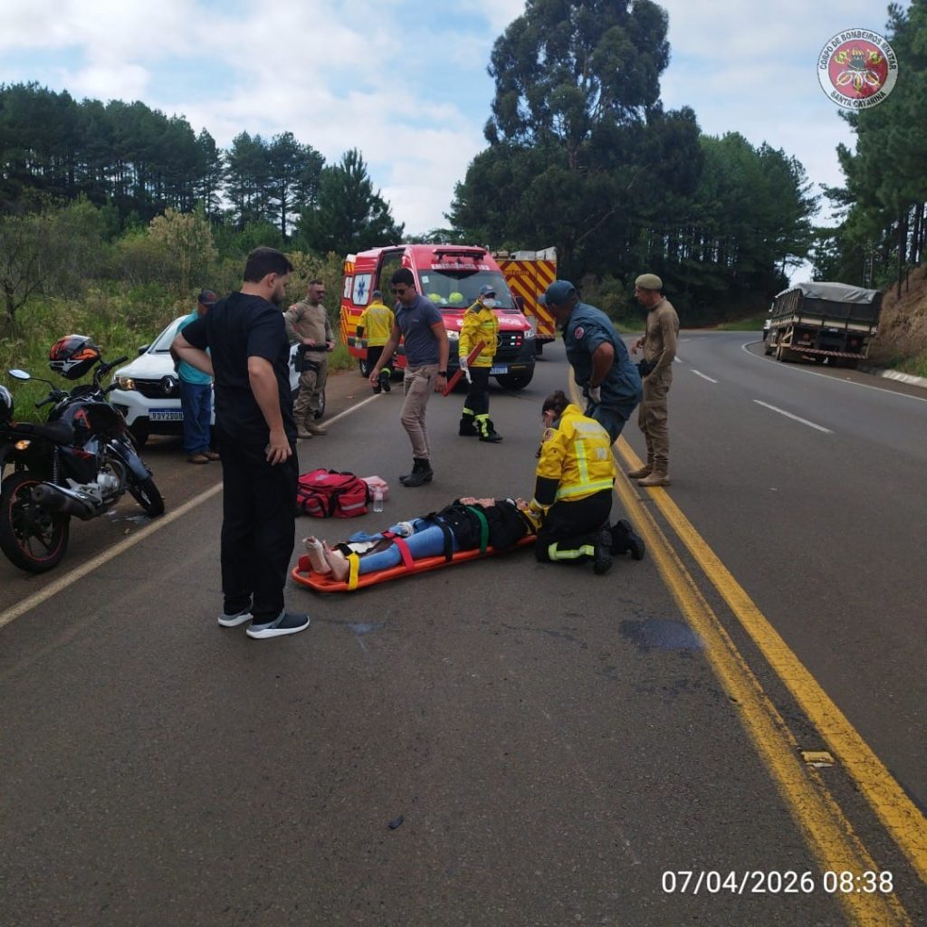 Motociclista sofre fratura exposta após colisão com caminhão na SC-135, em Tangará