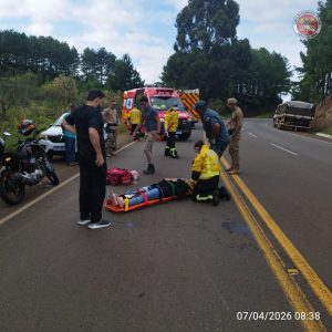 Motociclista sofre fratura exposta após colisão com caminhão na SC-135, em Tangará