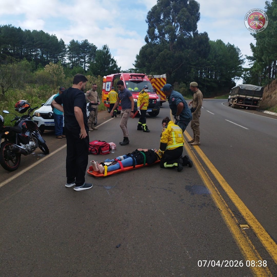 Motociclista sofre fratura exposta após colisão com caminhão na SC-135, em Tangará