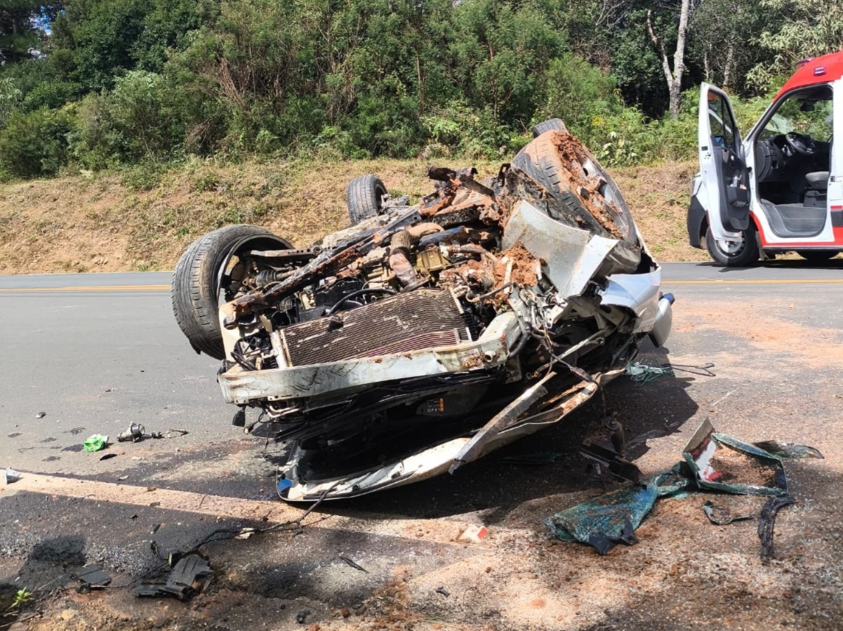 Grave acidente deixa veículo destruído no Oeste