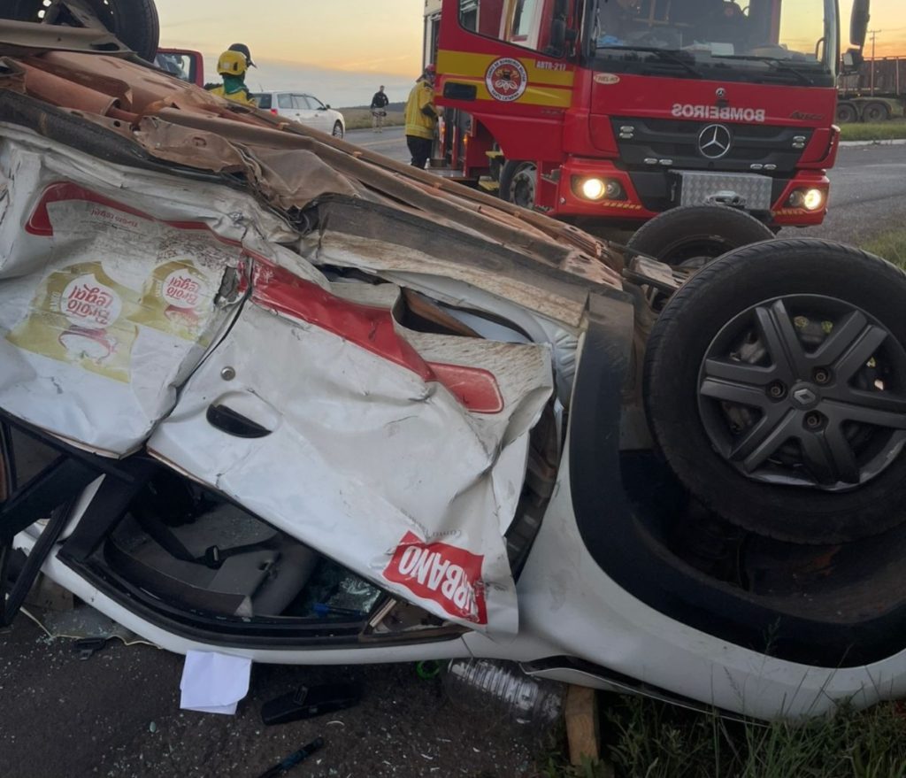 Colisão deixa feridos e carro capotado na BR-470