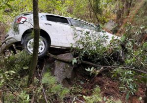 Carro cai em ribanceira de quase 30 metros em Catanduvas e deixa quatro feridos