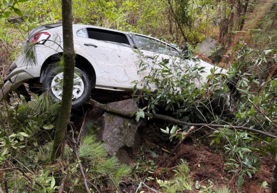 Carro cai em ribanceira de quase 30 metros em Catanduvas e deixa quatro feridos