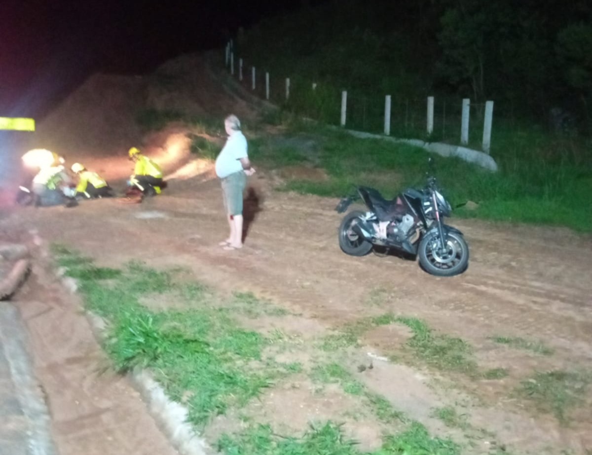 Motociclista fica ferido após perder controle em curva na SC-135, em Rio das Antas