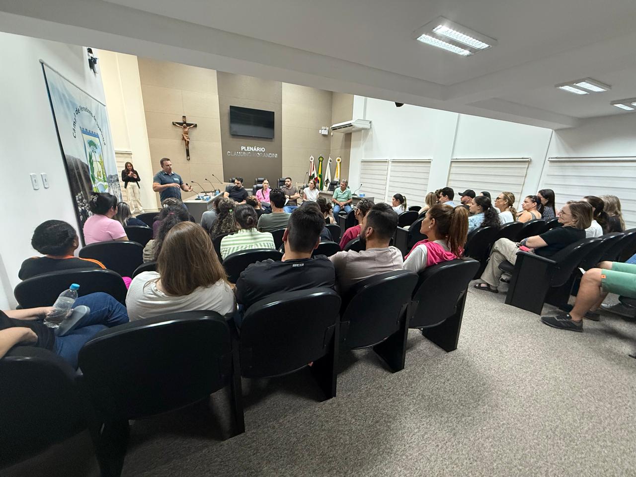 Professores levam reivindicações à Câmara de Joaçaba durante sessão com grande participação